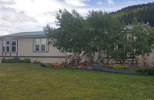 East Glacier Park House | Quiet Countryside.but just a few minutes from town!