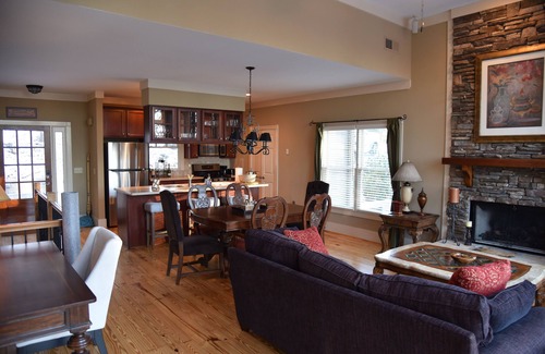 Big Canoe Cabin | Quiet, Cozy, Big Canoe GA, Mountain Cabin. With a gorgeous view of nature.
