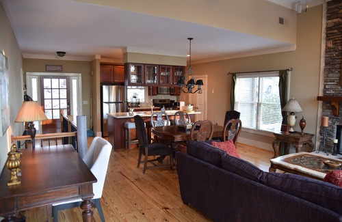 Big Canoe Cabin | Quiet, Cozy, Big Canoe GA, Mountain Cabin. With a gorgeous view of nature.