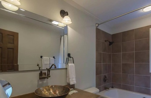 Hartwell Cabin | Quiet, Cozy Cabin, 8 Beds, Perfect for Families and Business