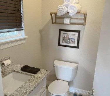Manvel House | Quiet, Cozy Guesthouse with privacy