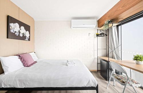 Liverpool House | Quiet Crescent Stay in Liverpool - Comfortable Double Room - Shared Bathroom