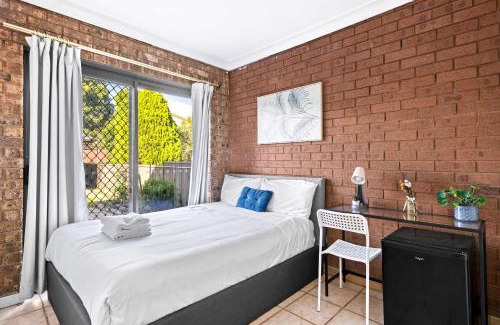 Liverpool House | Quiet Crescent Stay in Liverpool - Comfortable Double Room - Shared Bathroom