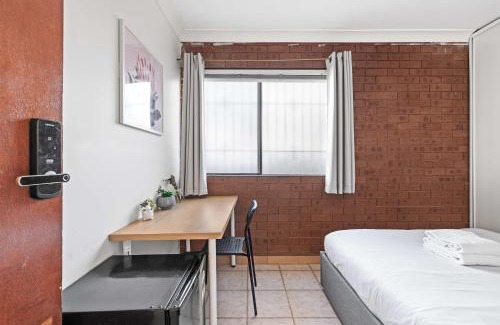 Liverpool House | Quiet Crescent Stay in Liverpool - Comfortable Double Room - Shared Bathroom