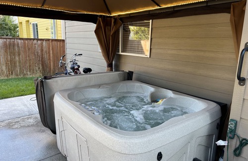 Vancouver House | Quiet Cul-de-sac home with hot tub
