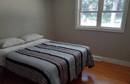 Green Lake Cottage | Quiet cul-de-sac walk to lake/bike to town