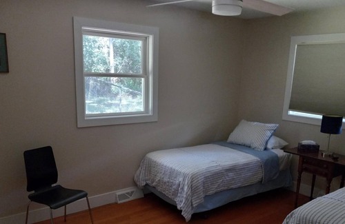 Green Lake Cottage | Quiet cul-de-sac walk to lake/bike to town