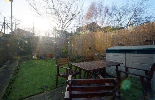 St. Dunstan's House | Quiet, Family-friendly 1br House, free parking available - East London