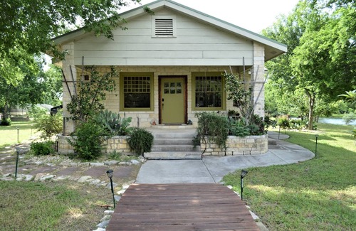 New Braunfels Villa | Quiet Farmhouse with Private Pond