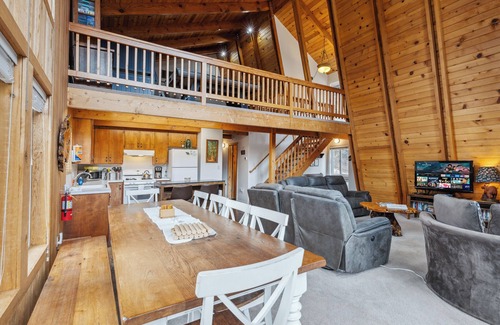 Fawnskin Cabin | Quiet Fawnskin Cabin - Onsite sledding hill for families
