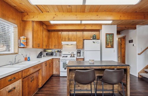 Fawnskin Cabin | Quiet Fawnskin Cabin - Onsite sledding hill for families
