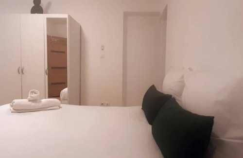 Montreuil Apartment | Quiet flat close to the metro
