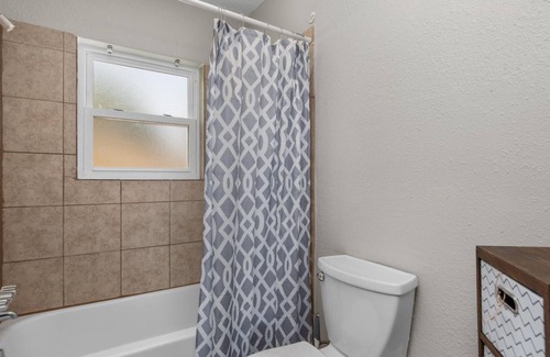 Pasadena House | Quiet get away close to restaurants and shopping