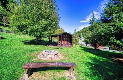 Creston House | Quiet Getaway Near Tweetsie Railroad High Gravity Adventure Park