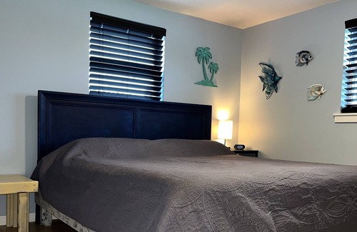 Ruskin House | Quiet Getaway on the water with your own private dock. Close to Little Harbor