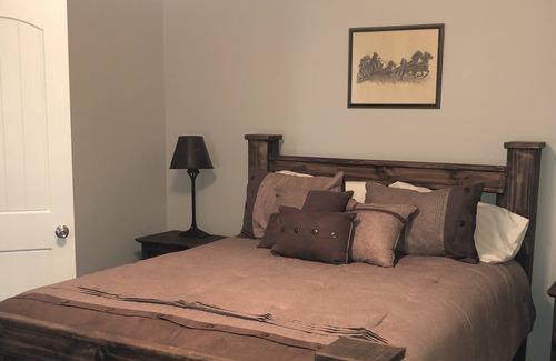 Gordonville House | Quiet Hill Top Cabin nestled in the wooded area near the lake. #2 of 2 cabins .