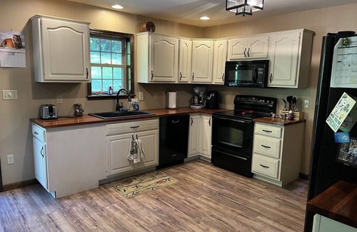 Fleming House | Quiet Hilltop Manor Minutes from PSU/Airport