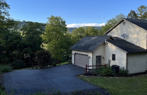 Fleming House | Quiet Hilltop Manor Minutes from PSU/Airport