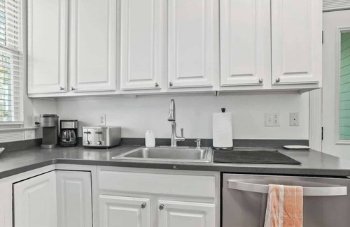 Beach Institute House | Quiet Historic Corner Easy Walk to Downtown, Dining, and Entertainment