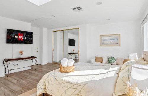 Studio City House | Quiet Home with Spectacular Scenic Mountain Views near Universal Studios Hollywood