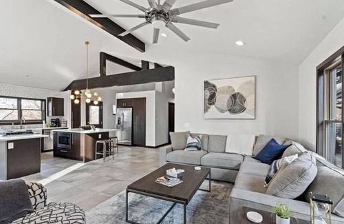 Rogers House | Quiet Lake Front House that is close to Downtown Rogers AR