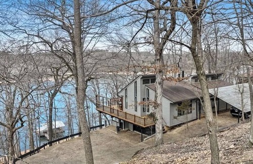 Rogers House | Quiet Lake Front House that is close to Downtown Rogers AR
