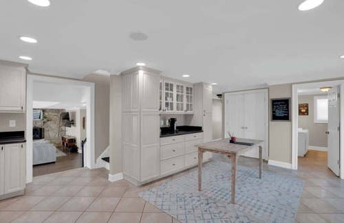Hollands Landing House | Quiet Lake Retreat - King, Wi-Fi