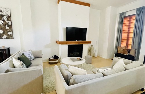 New Toronto House | Quiet lake retreat minutes from downtown Toronto
