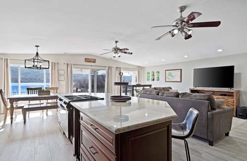 Clear Lake House | Quiet Lakefront Escape-Pool/GameRoom/ArcadeGames/Pedal Boats/Kayak/FirePit/Dock