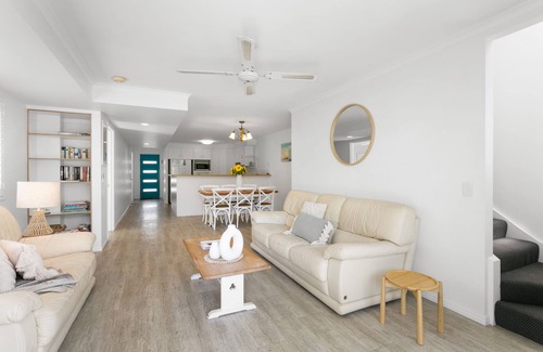 Noosaville House | quiet location, pet friendly, private back yard, close to river and activities