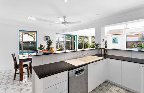 Noosaville House | Quiet location, private pool, pet friendly, walk to river, shops & cafes