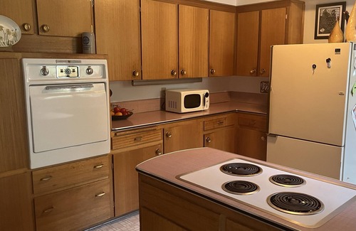 East End House | Quiet Mid-Century Home Close to Downtown