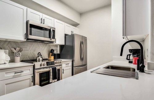 Chandler Apartment | Quiet Modern 1BR Pickleball, Pool, Parking, Gym 08