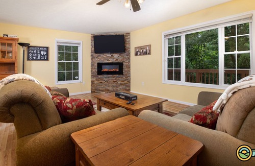Mount Jackson Cabin | Quiet Mountain Getaway | Woodland views & hot tub | Bryce Resort