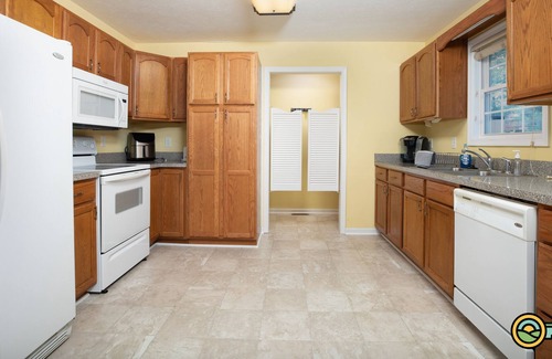 Mount Jackson Cabin | Quiet Mountain Getaway | Woodland views & hot tub | Bryce Resort