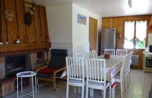 Cohennoz Ski Chalet | Quiet Nature Retreat: Spacious 3-Bedroom Chalet for 10 with Fireplace, Garden & Mountain Views