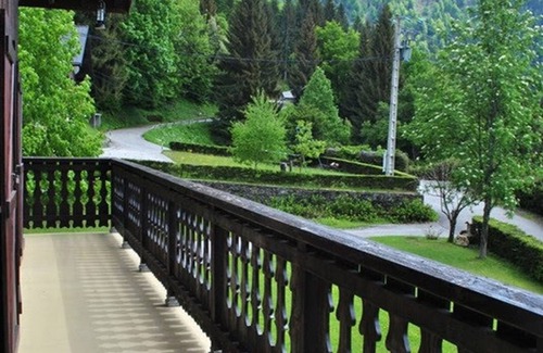 Cohennoz Ski Chalet | Quiet Nature Retreat: Spacious 3-Bedroom Chalet for 10 with Fireplace, Garden & Mountain Views