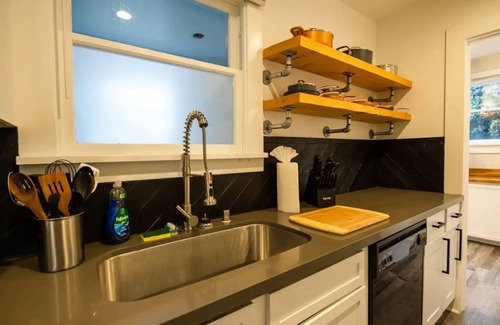 South Tacoma Apartment | Quiet neighborhood, Central location
