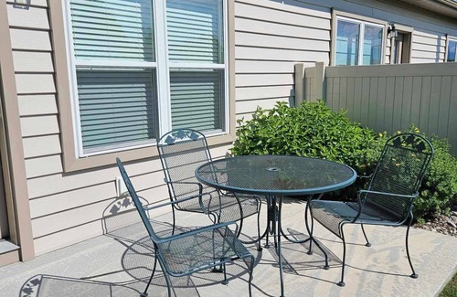 Sheridan House | Quiet, newer construction town home near the walking path network in Sheridan.