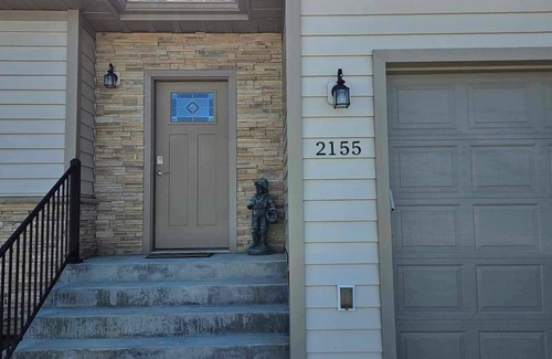 Sheridan House | Quiet, newer construction town home near the walking path network in Sheridan.