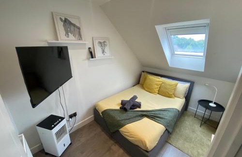 Totteridge Apartment | Quiet North London - 2 x Double Bedrooms - Close to Station and 20mins Central London