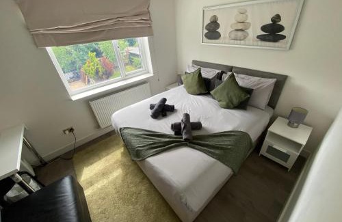 Totteridge Apartment | Quiet North London - 2 x Double Bedrooms - Close to Station and 20mins Central London