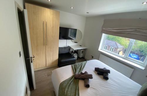 Totteridge Apartment | Quiet North London - 2 x Double Bedrooms - Close to Station and 20mins Central London