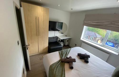 Totteridge Apartment | Quiet North London - 2 x Double Bedrooms - Close to Station and 20mins Central London