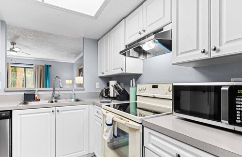 Gainesville House | Quiet Peaceful Townhome 2 BR/2.5 Bath - Location!