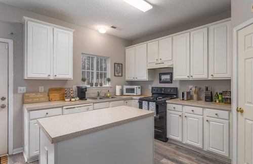 Greensboro House | Quiet, Pet Friendly Townhome - 2 Kings/1 Queen, Fire Pit, close to downtown