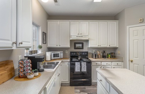 Greensboro House | Quiet, Pet Friendly Townhome - 2 Kings/1 Queen, Fire Pit, close to downtown