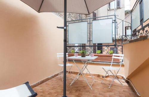 Rione XIV Borgo Apartment | Quiet pied a terre with terrace in Borgo Pio