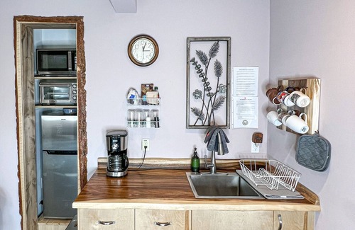 Florissant House | Quiet, Private Apartment on 1st Floor of House- Amazing Views of Pikes Peak
