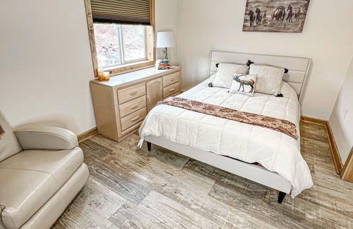 Florissant House | Quiet, Private Apartment on 1st Floor of House- Amazing Views of Pikes Peak